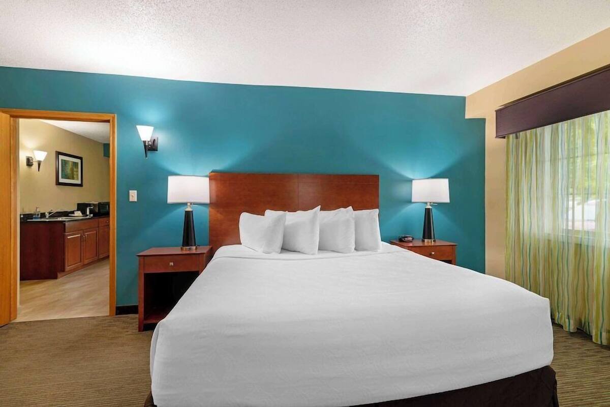 Pillow-top beds, desk, laptop workspace, blackout curtains