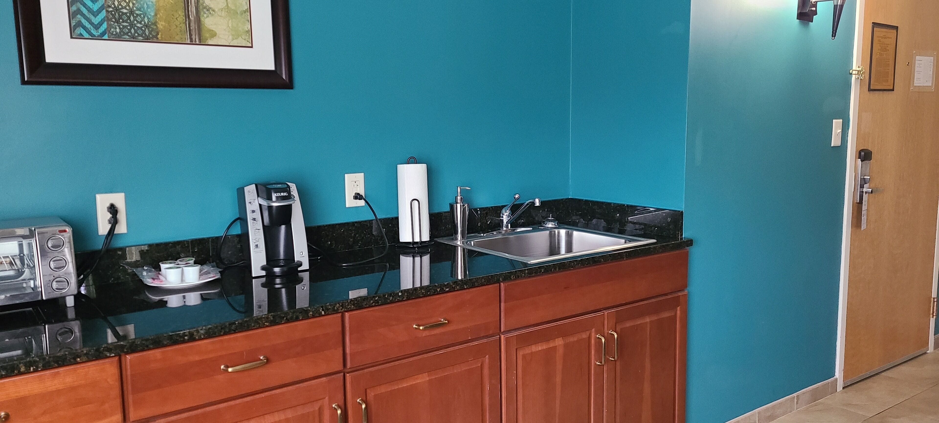 1 bedroom, pillow-top beds, desk, laptop workspace