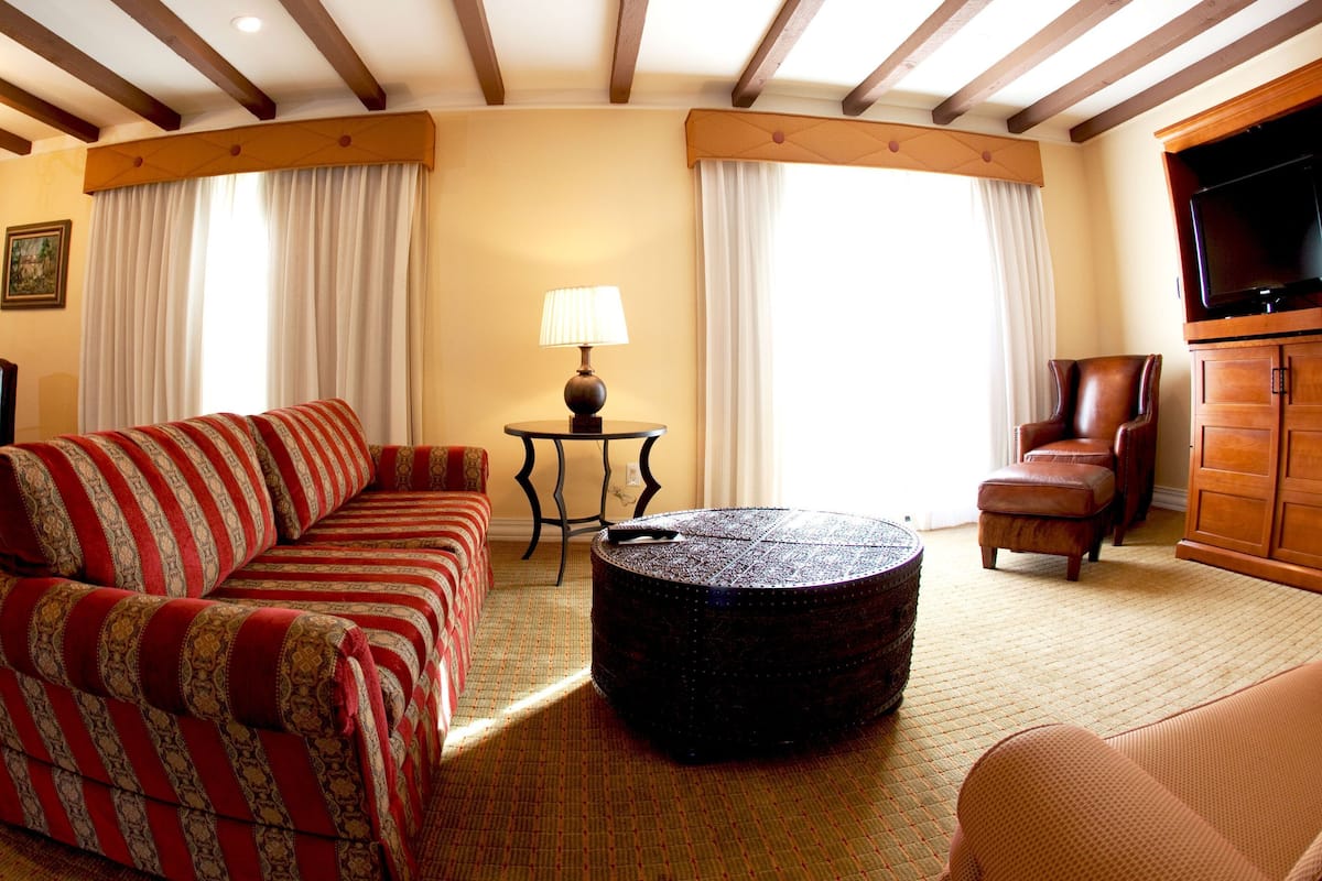 Executive Suite, 1 Bedroom, Balcony, River View | Living area