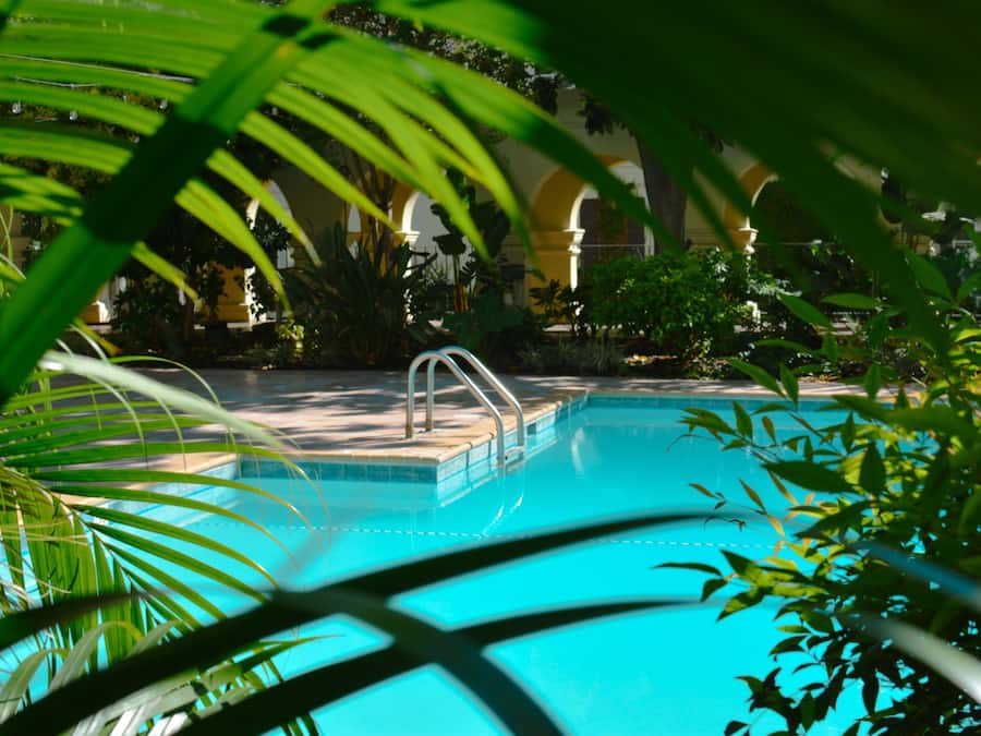 2 utendørsbassenger, bassengparasoller og solsenger