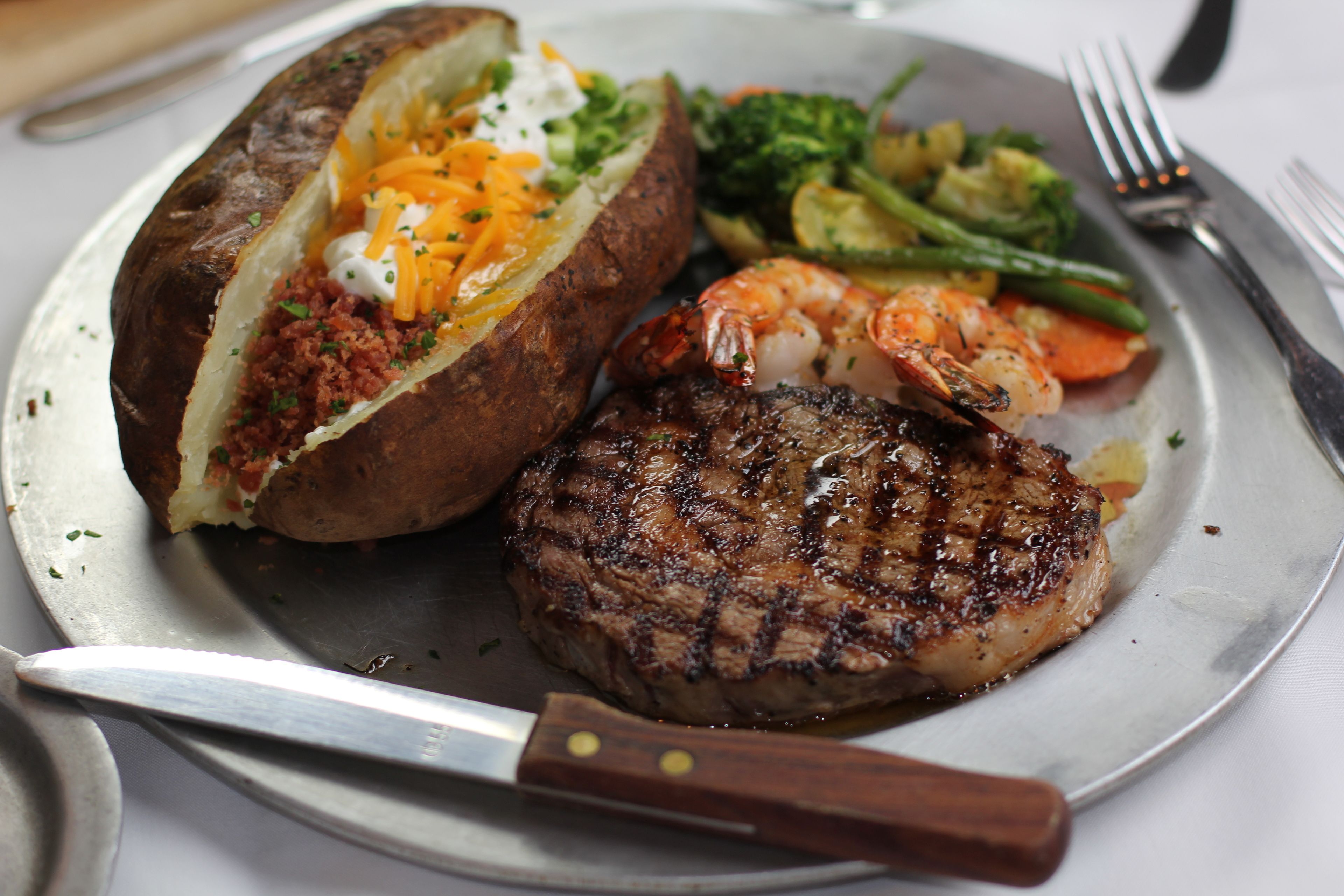 2 restaurants, breakfast, lunch, dinner served; American cuisine