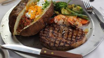 2 restaurants, breakfast, lunch, dinner served; American cuisine