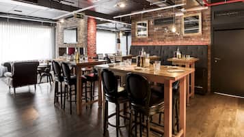Déjeuner, dîner et souper servis sur place