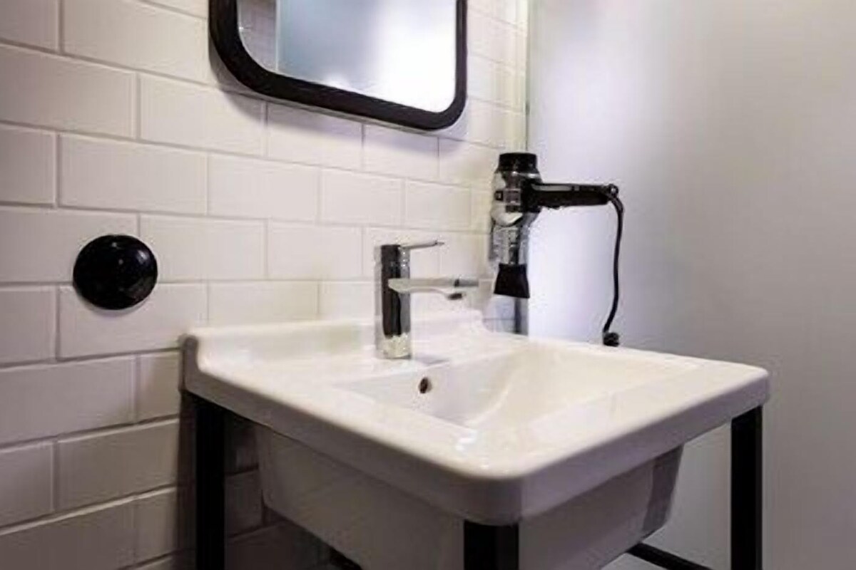 Baño | Regadera, regadera tipo lluvia, amenidades de baño de diseñador 
