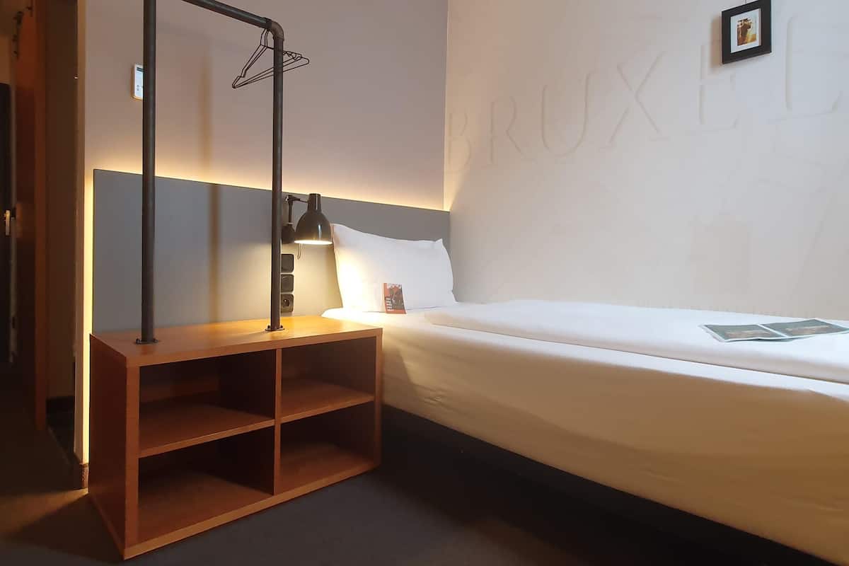 penta Single Room | Premium bedding, individually decorated, individually furnished, desk