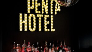 Een bar met een neonbord waarop 