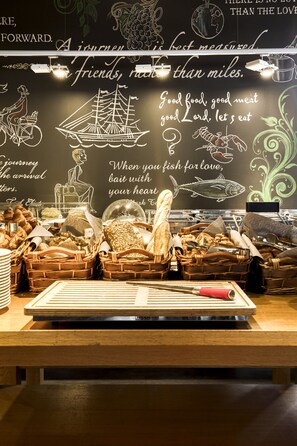 Un buffet proposant une variété de plats et un tableau noir où sont inscrites des citations inspirantes.