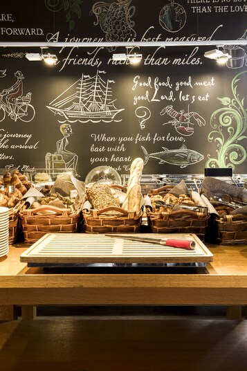 Daily continental breakfast (EUR 22 per person)