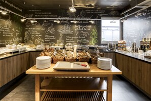 Se ofrece un desayuno continental (22 EUR por persona)