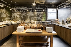 Tägliches kontinentales Frühstück (22 EUR pro Person)