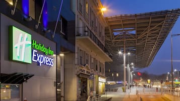 Een Holiday Inn Express hotel met een moderne gevel, een overdekt buitengebied en een entree met klinkers.