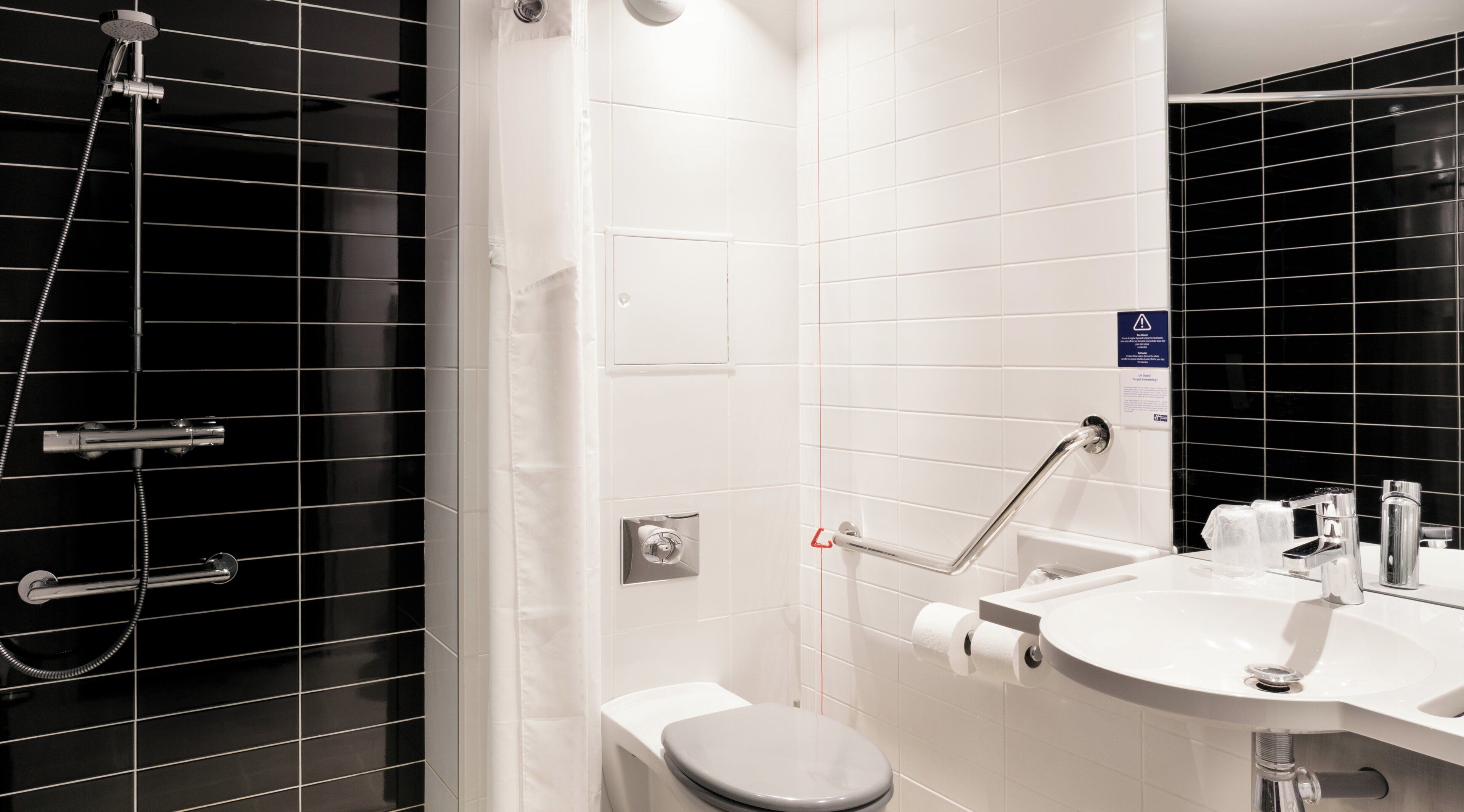 Un baño moderno con ducha, inodoro y lavamanos.