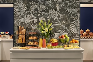 Breakfast and lunch served, French cuisine