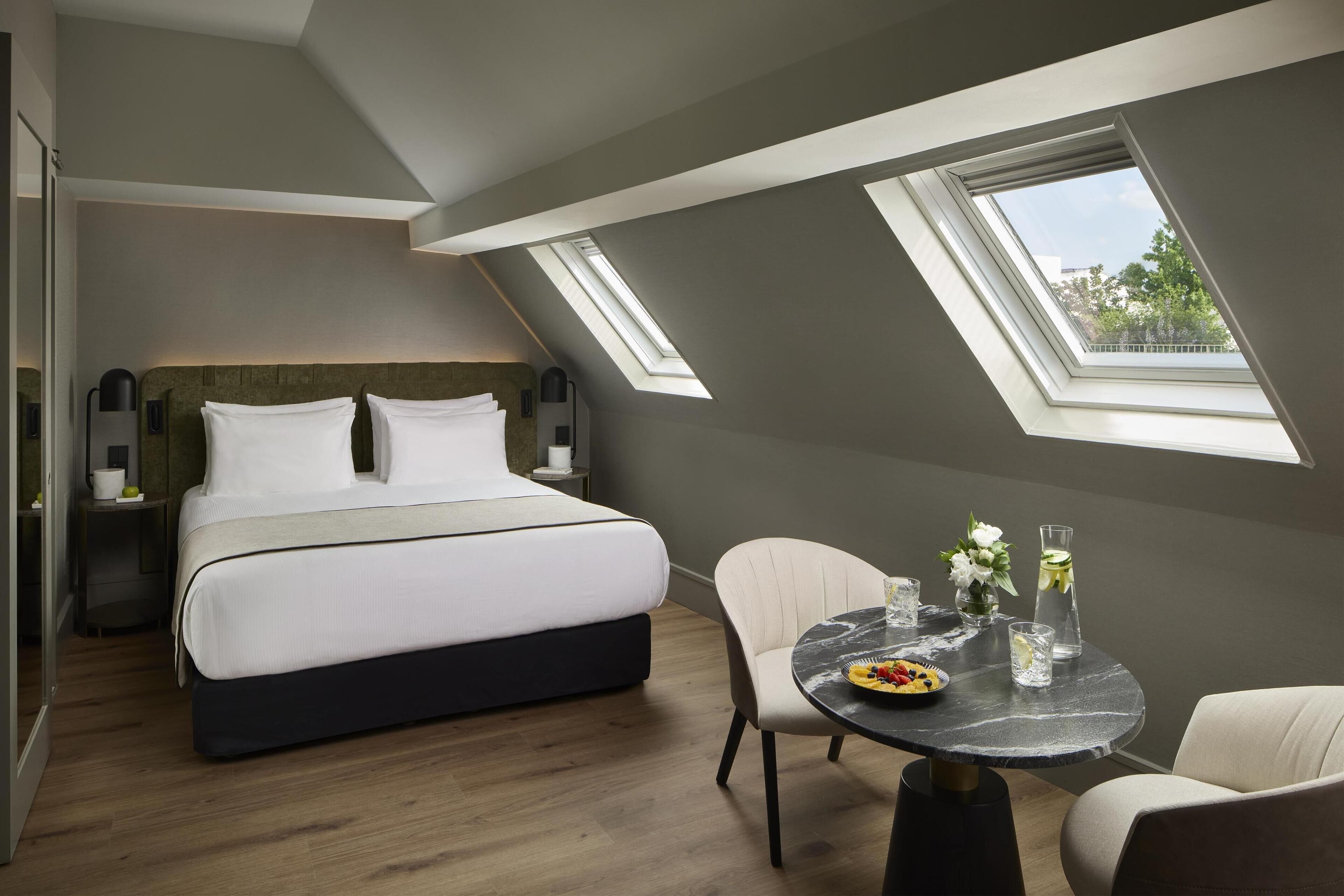 Minibar, coffres-forts dans les chambres, bureau, rideaux occultants