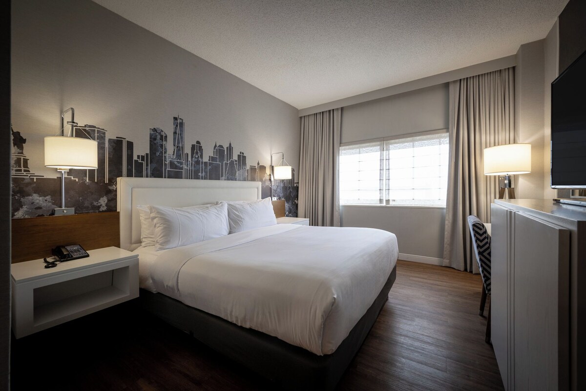 Premium bedding, down comforters, in-room safe, desk