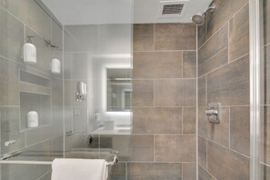 Duschwanne, umweltfreundliche Kosmetikartikel, Haartrockner, Handtücher