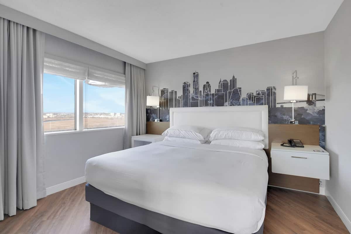 Room, 1 King Bed | Premium bedding, down comforters, in-room safe, desk