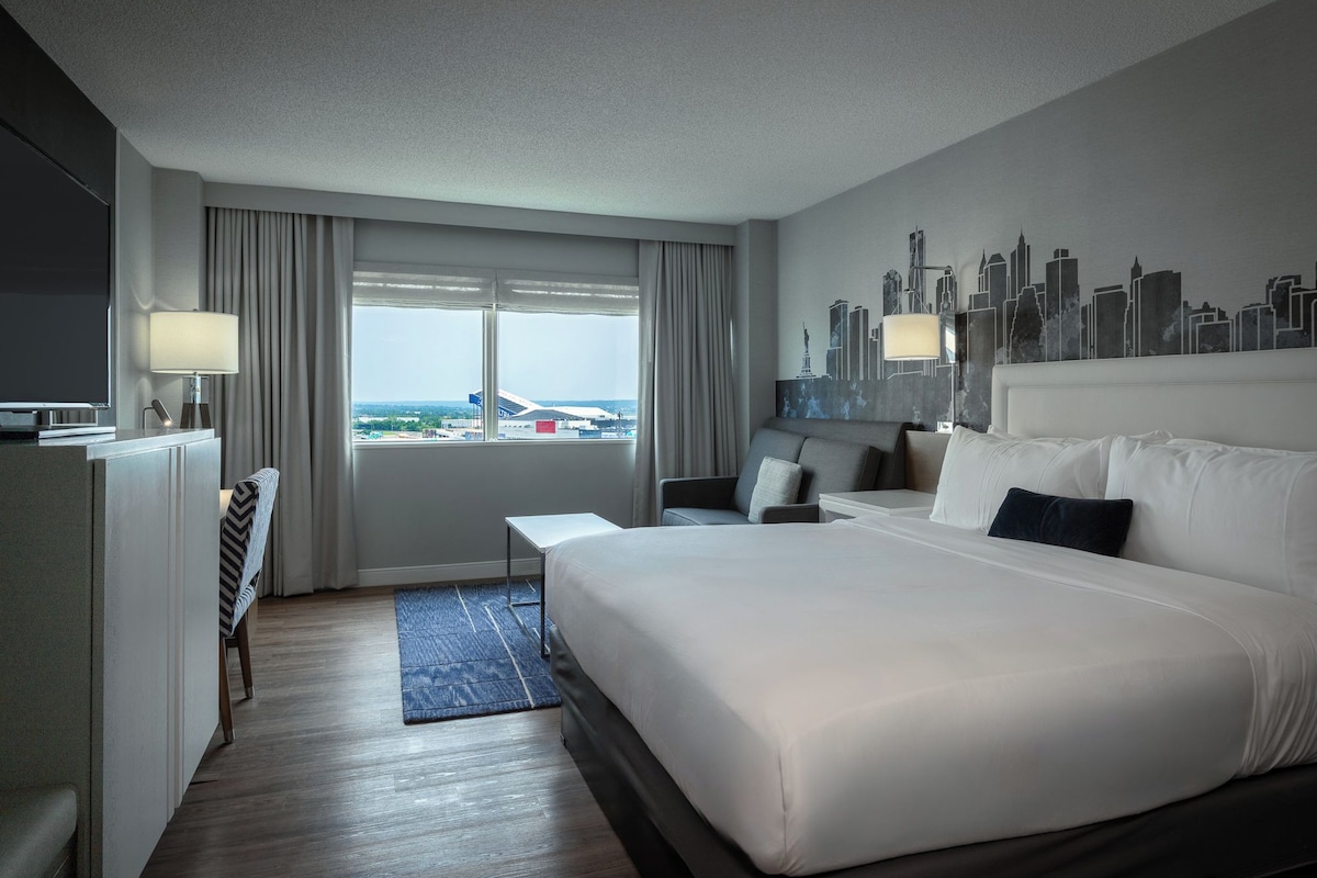 Premium bedding, down comforters, in-room safe, desk