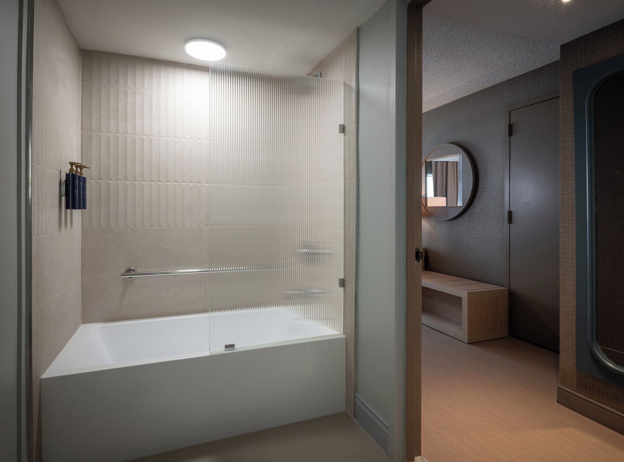 Luxe 1 Queen Accessible with Tub | ห้องน้ำ | ฝักบัวในอ่างอาบน้ำ, ของใช้ในห้องน้ำเป็นมิตรต่อสิ่งแวดล้อม, ไดร์เป่าผม