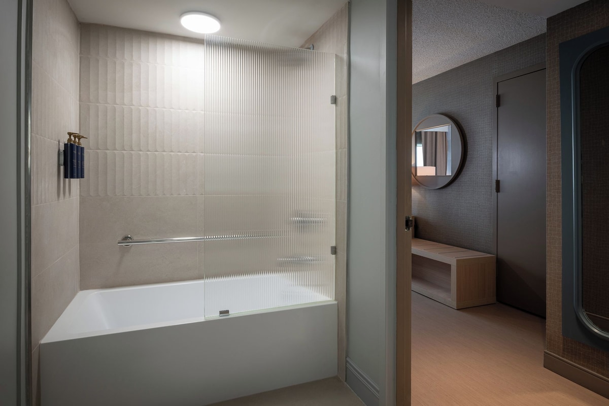 Combined shower/tub, eco-friendly toiletries, hair dryer, towels