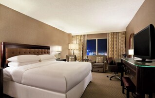 高級寝具、羽毛の掛け布団、セーフティボックス (室内)、デスク