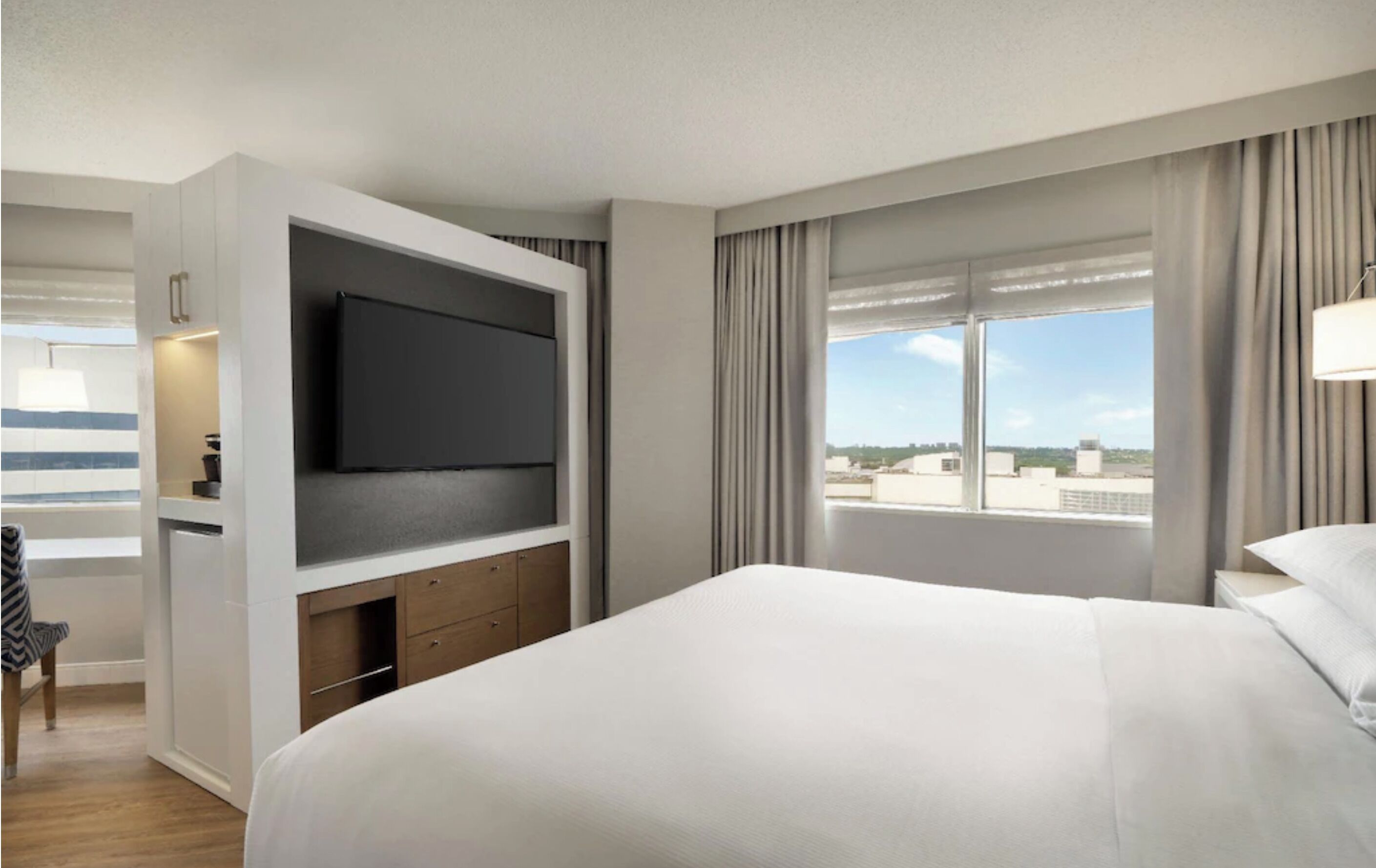 Værelse - 1 kingsize-seng - byudsigt - hjørneværelse | Premium-sengetøj, dundyner, pengeskab på værelset, skrivebord