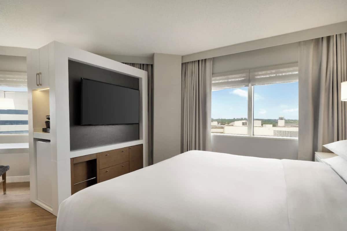 Værelse - 1 kingsize-seng - byudsigt - hjørneværelse | Premium-sengetøj, dundyner, pengeskab på værelset, skrivebord