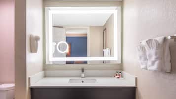 Combined shower/bathtub, hydromassage showerhead, designer toiletries