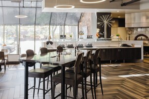 Breakfast, lunch, dinner served; American cuisine  - Crowne Plaza Suites MSP Airport - Mall of America by IHG (Bloomington)