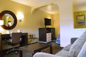 Studio Suite, 1 giường cỡ king, không hút thuốc | Khu phòng khách | TV màn hình phẳng 40-inch có kênh truyền hình cao cấp, TV 