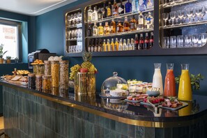 Desayuno buffet (EUR 20 por persona) 