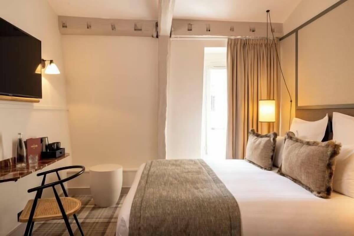 Ropa de cama de alta calidad y caja de seguridad en la habitación