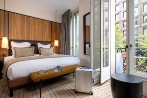 高档床上用品、客房内保险箱、办公桌、笔记本电脑工作区