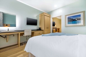 Premium-sengetøj, pengeskab på værelset, skrivebord