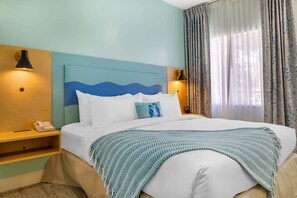 Ropa de cama de alta calidad y caja de seguridad en la habitación 