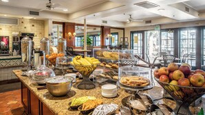 Un espace buffet proposant divers plats et une station de café.