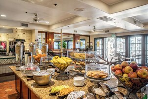 Café da manhã com buffet grátis todos os dias