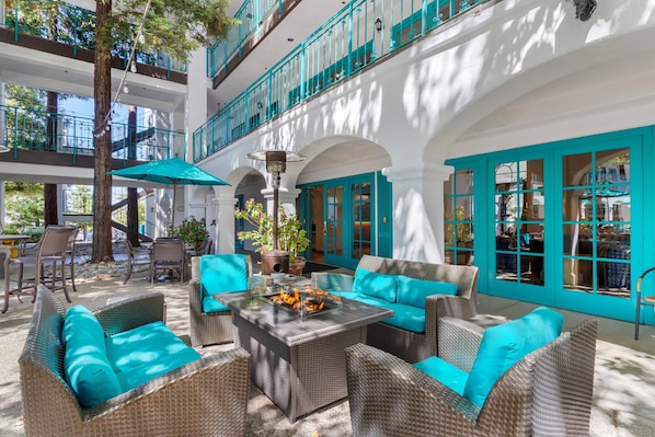 Outdoor pool, open 10:00 AM to 10:00 PM, pool umbrellas, pool loungers - Quality Suites Downtown San Luis Obispo (San Luis Obispo)