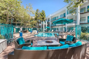 Outdoor pool, open 10:00 AM to 10:00 PM, pool umbrellas, pool loungers - Quality Suites Downtown San Luis Obispo (San Luis Obispo)