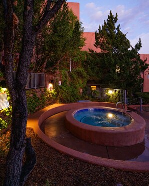 Outdoor spa tub - Hotel Glorieta (Santa Fe)