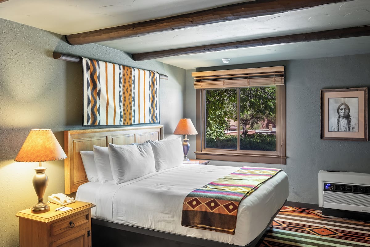 Standard Room, 1 King Bed (Nuevo King Room) | Desk, laptop workspace, iron/ironing board, free internet