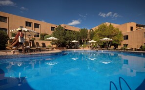 Seasonal outdoor pool, open 9:00 AM to 10:00 PM, pool umbrellas - Hotel Glorieta (Santa Fe)
