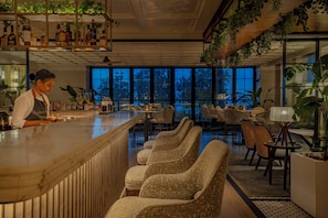 2 restaurants; breakfast, lunch, dinner, and brunch served - Trident, Nariman Point Mumbai (Mumbai)