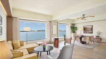Suite Deluks | Seprai premium, minibar, dan brankas