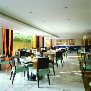 3 restaurantes, é servido café da manhã