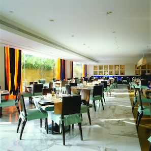 3 restaurantes, é servido café da manhã