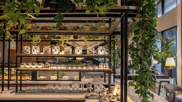 2 restaurants; breakfast, lunch, dinner, and brunch served
