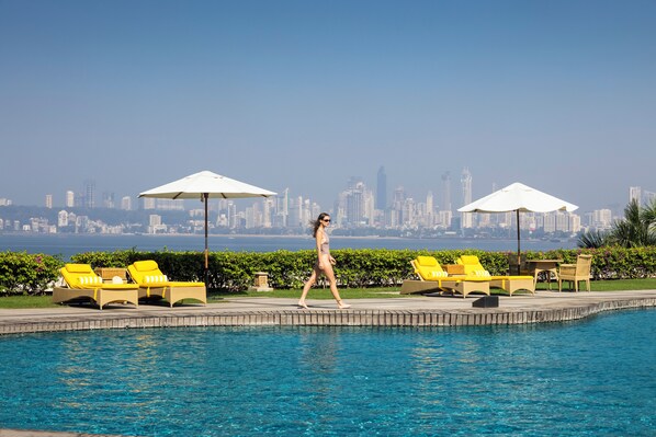 Una piscina al aire libre, tumbonas