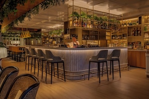 2 restaurantes; se sirven desayunos, almuerzos, cenas y brunches