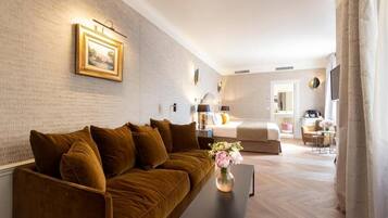 Suite – deluxe | Sengetøy av topp kvalitet, minibar og safe på rommet